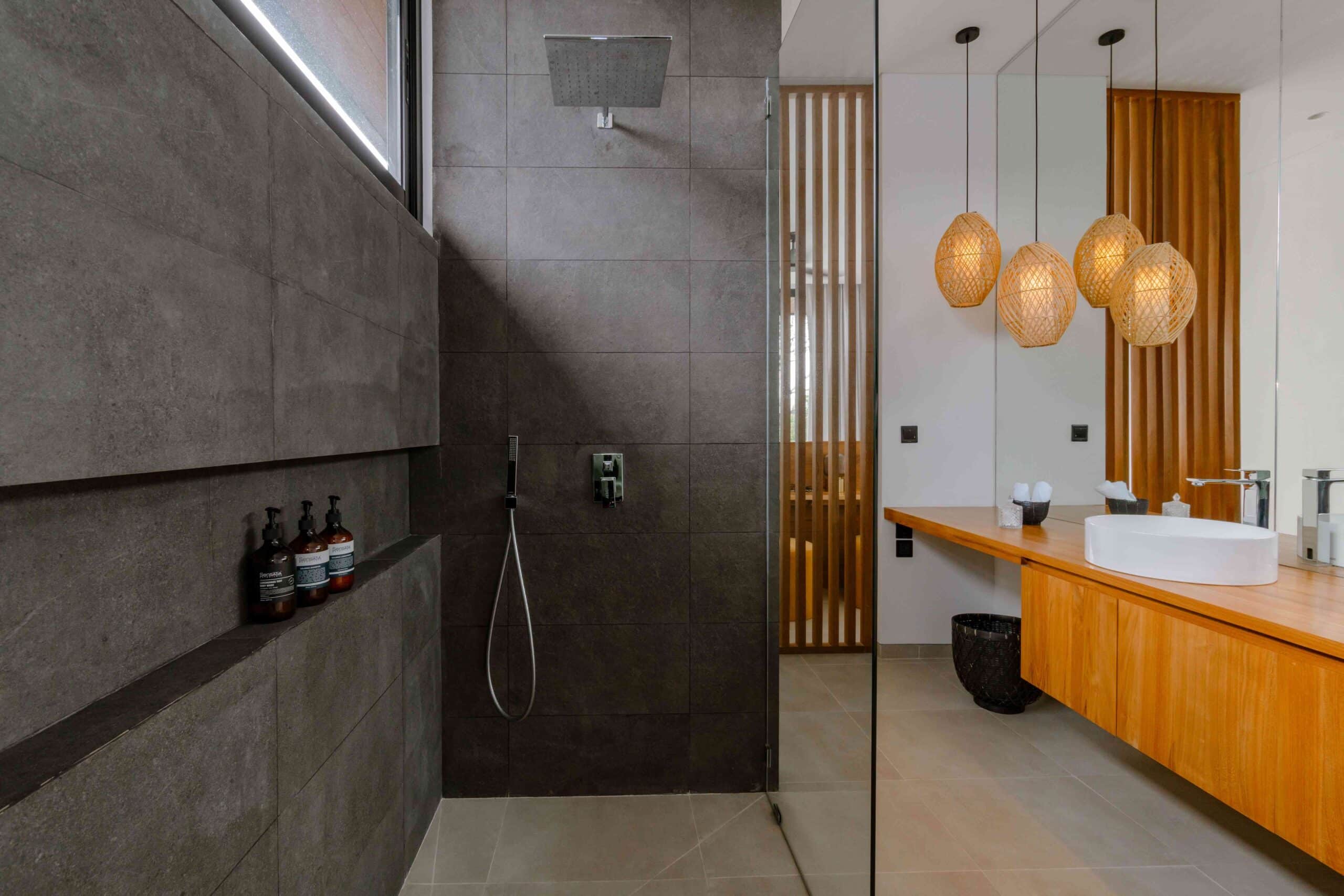 Betaka Villa Shower room scaled