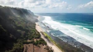 Acantilados de Uluwatu con vistas impresionantes al océano Índico